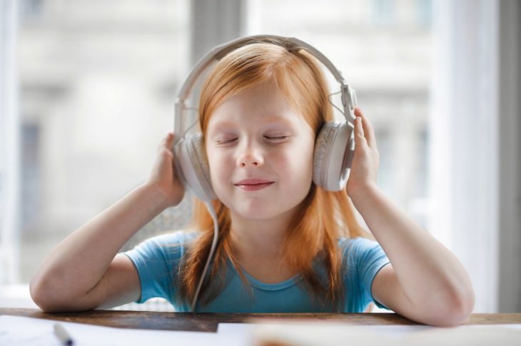 Barn lytter til podcast